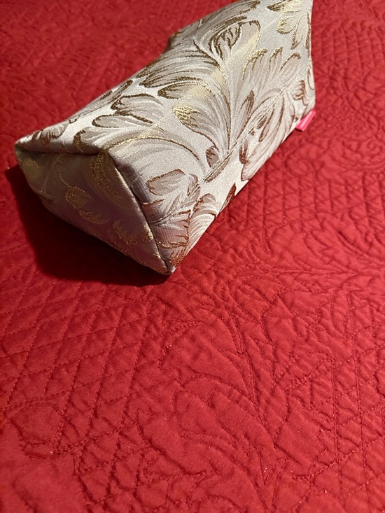 Vince Camuto Cosmetics Bag With Eye Mask set - Picture 6 of 11